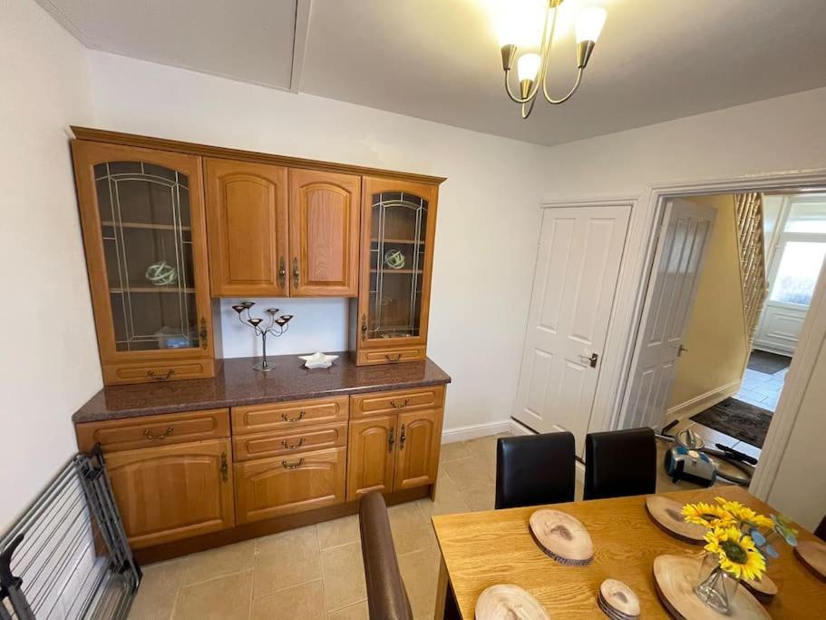 スウィンドンBeanies Lornestreet Four Bed Houseアパートメント エクステリア 写真