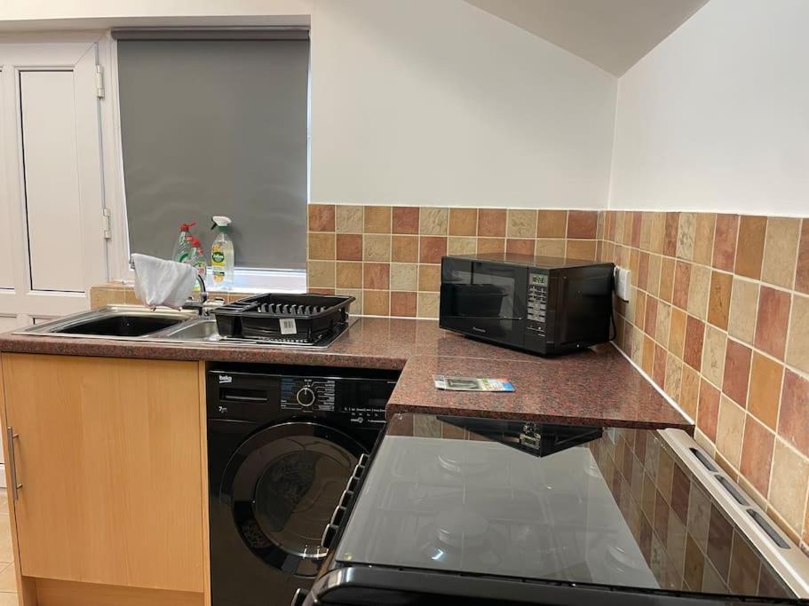 スウィンドンBeanies Lornestreet Four Bed Houseアパートメント エクステリア 写真