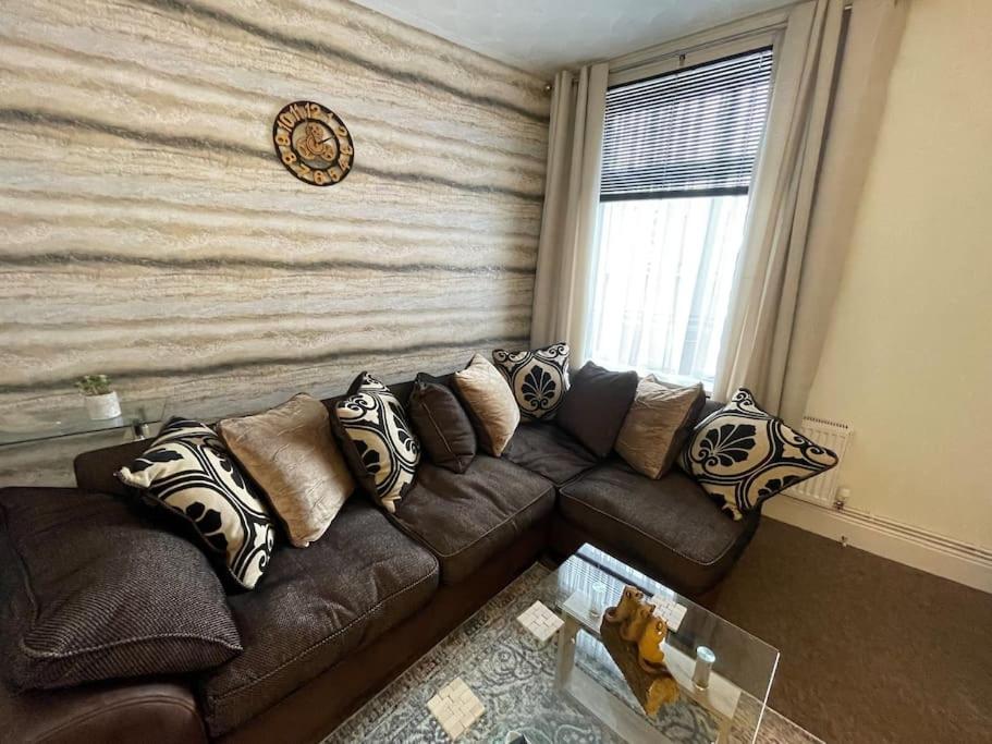 スウィンドンBeanies Lornestreet Four Bed Houseアパートメント エクステリア 写真