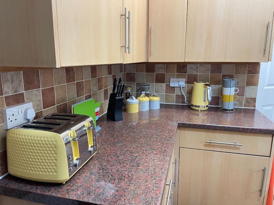 スウィンドンBeanies Lornestreet Four Bed Houseアパートメント エクステリア 写真