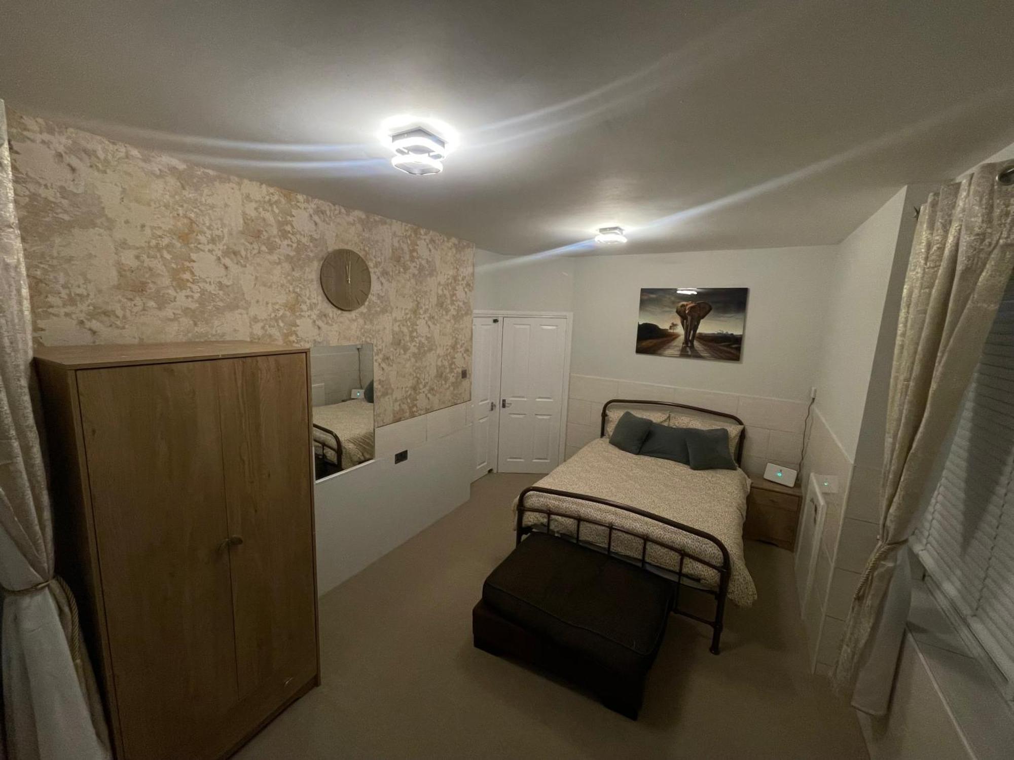 スウィンドンBeanies Lornestreet Four Bed Houseアパートメント エクステリア 写真
