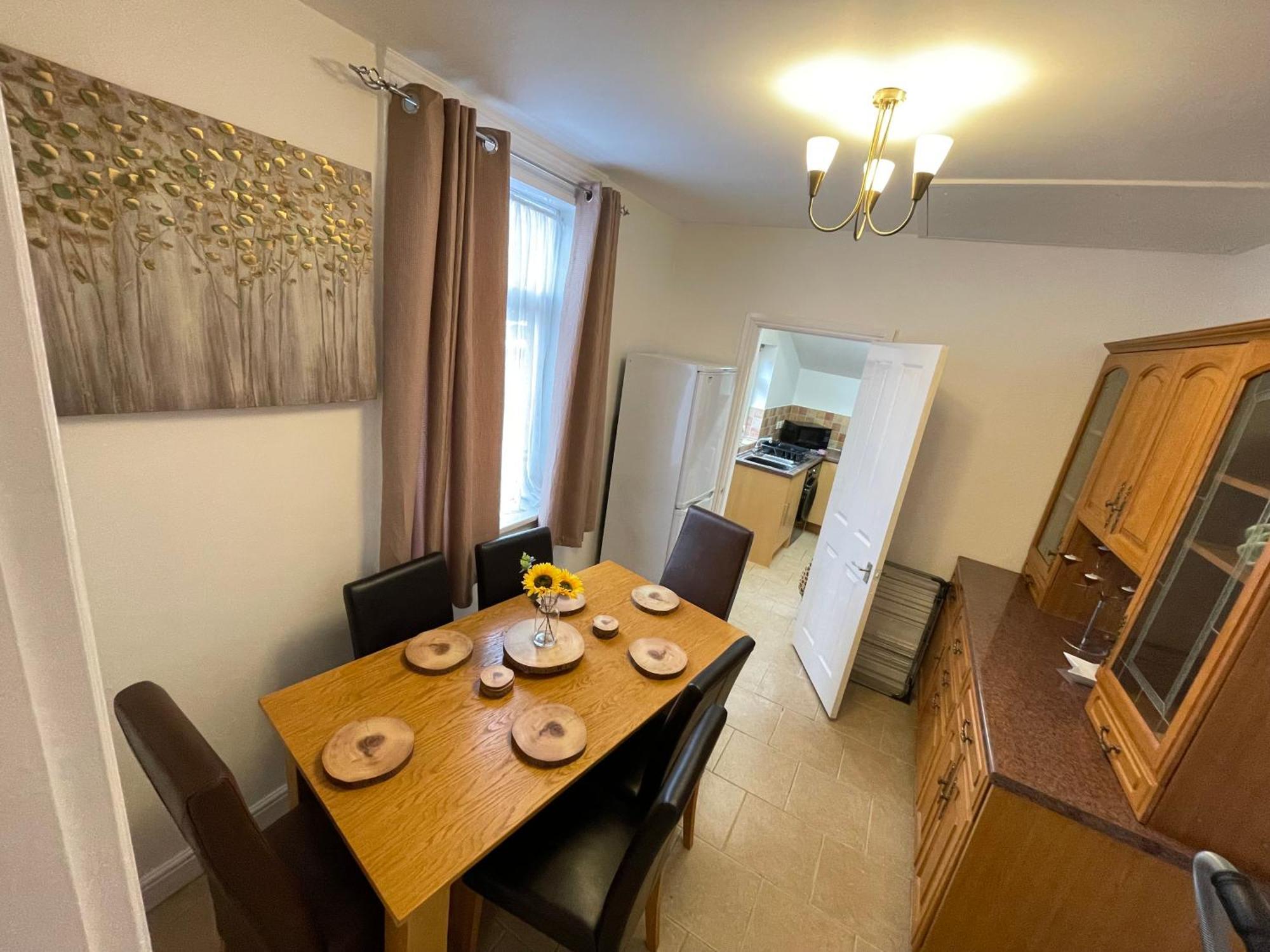 スウィンドンBeanies Lornestreet Four Bed Houseアパートメント エクステリア 写真