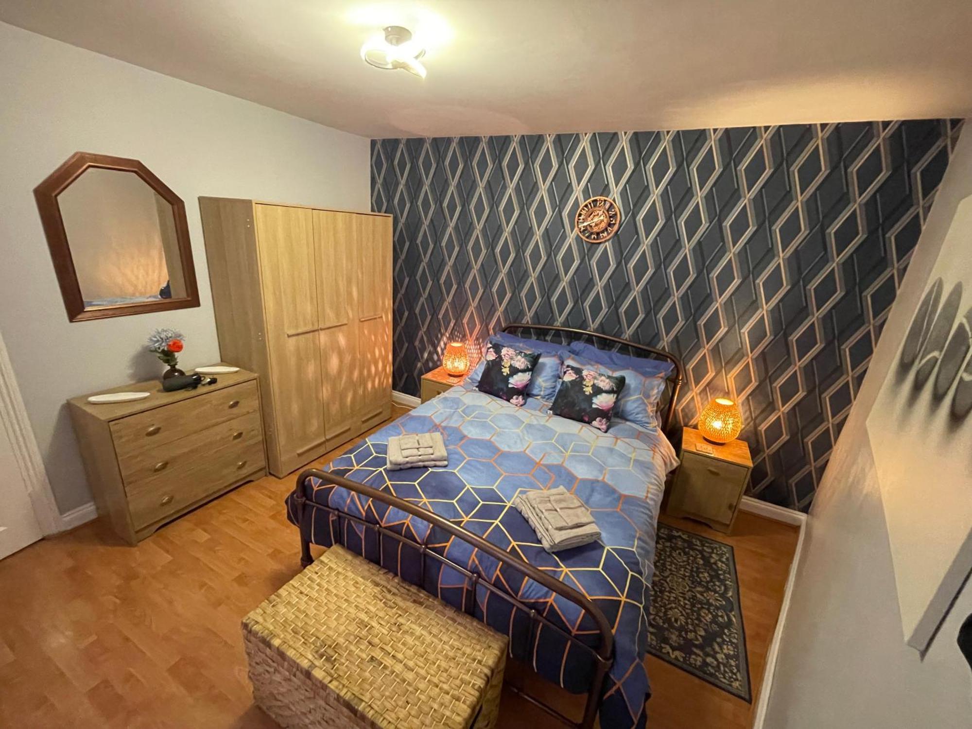 スウィンドンBeanies Lornestreet Four Bed Houseアパートメント エクステリア 写真