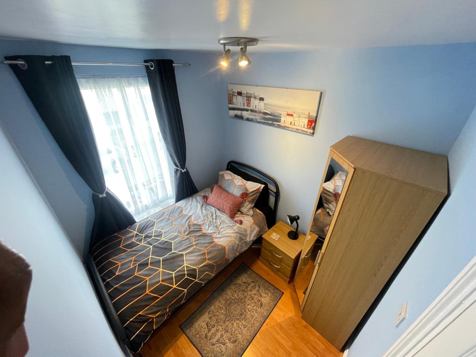 スウィンドンBeanies Lornestreet Four Bed Houseアパートメント エクステリア 写真